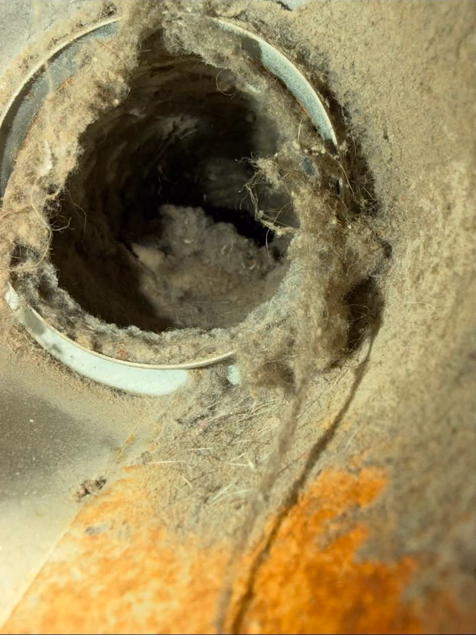 Avant : Conduit engorgé de charpie dégagé complètement pour éliminer le risque d’incendie.